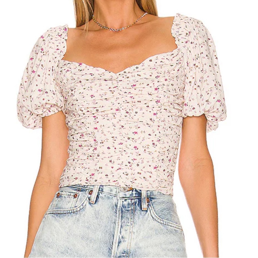 ASTR the Label Ruched Short Sleeve Top in Cream & Lavender Ditsy